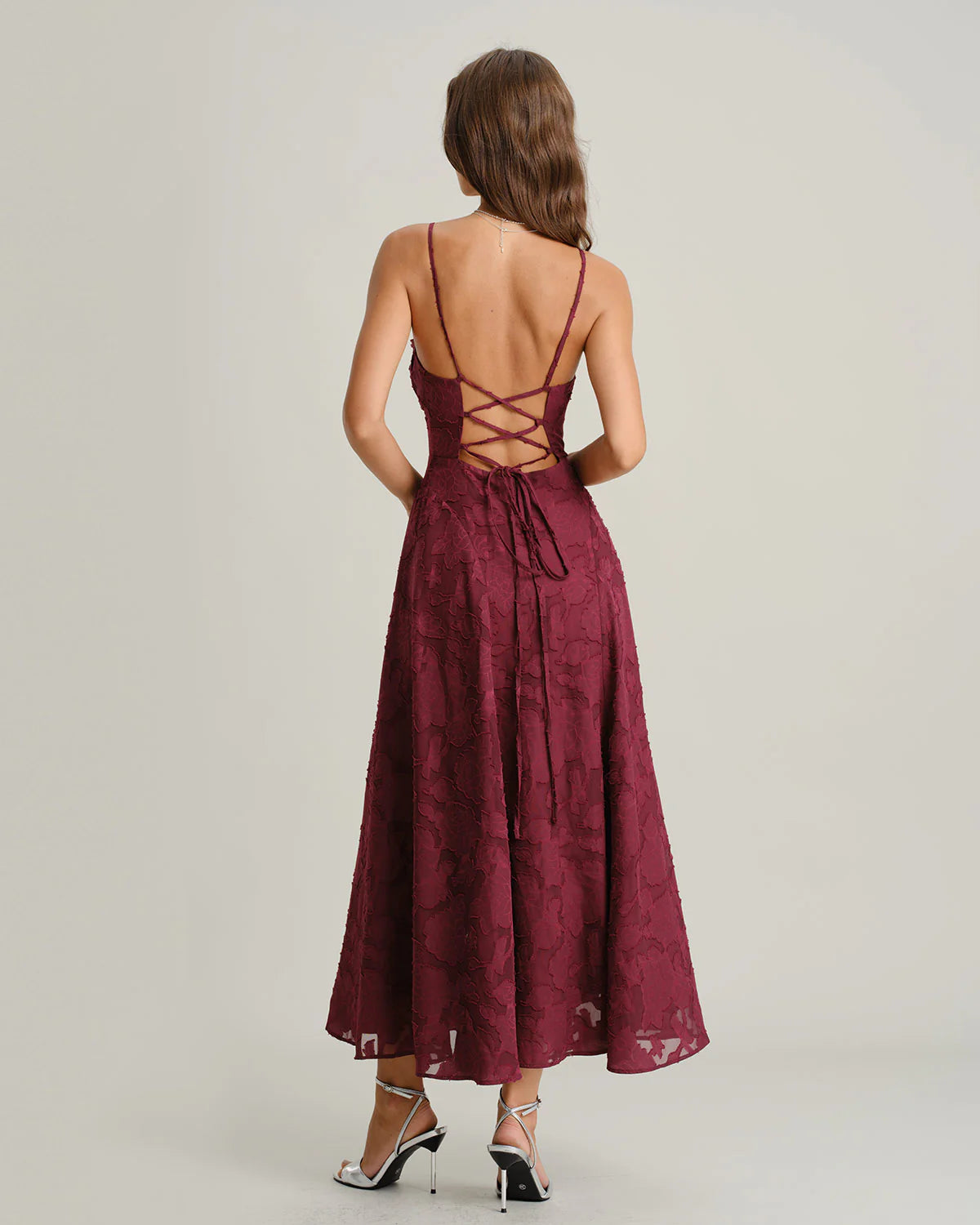 Vestido largo tipo slip con estampado jacquard y espalda cruzada