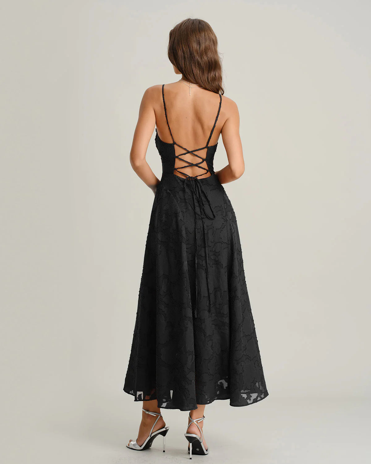 Vestido largo tipo slip con estampado jacquard y espalda cruzada