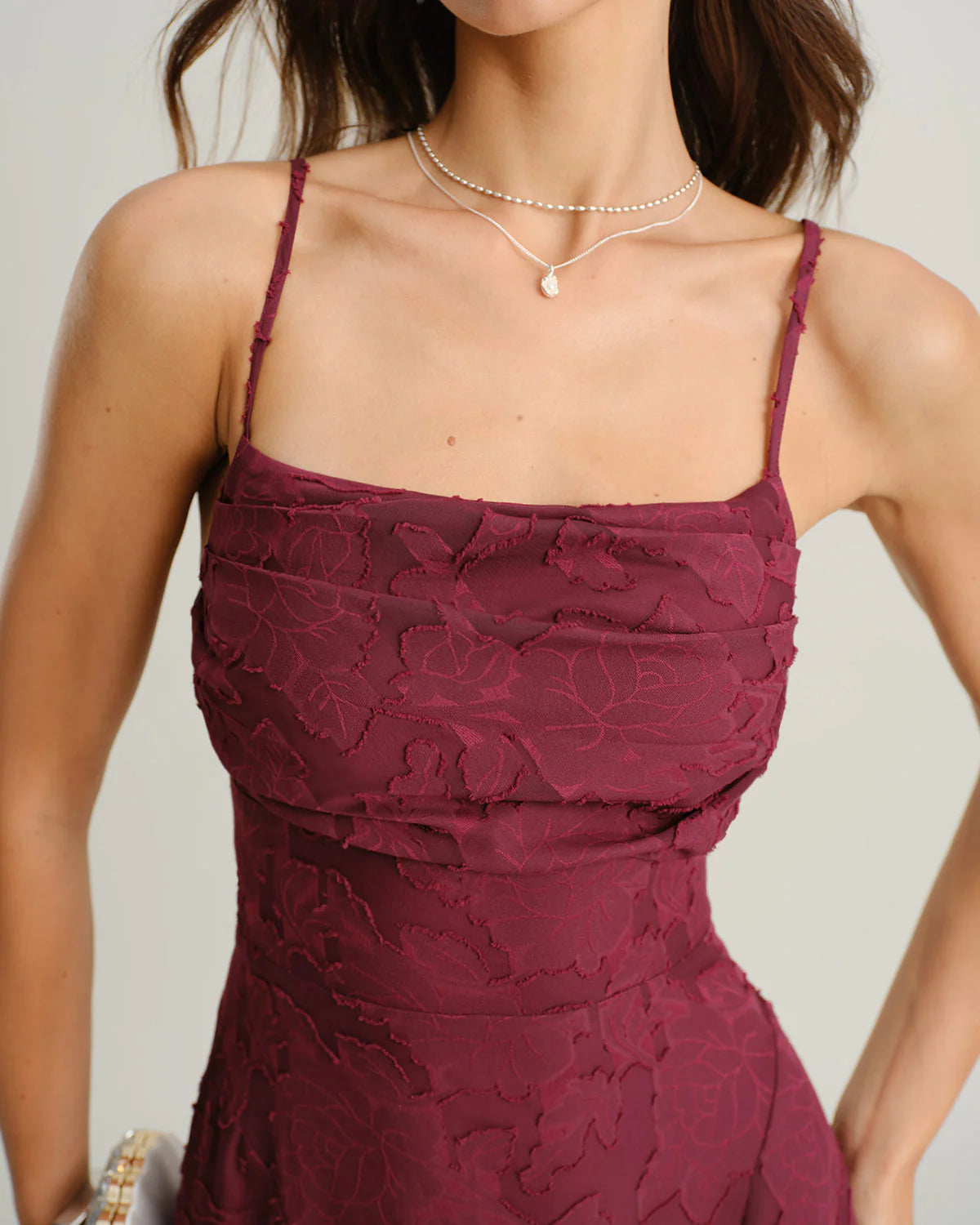 Vestido largo tipo slip con estampado jacquard y espalda cruzada